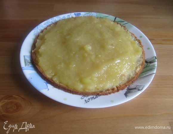 Остывший корж разрезать вдоль на 2 части. Выложить яблочное компоте на нижний корж. Накрыть начинку вторым коржом и обильно смазать кремом. Сверху посыпать корицей. Отправить торт-пирог в холодильник до полного застывания (лучше на ночь).