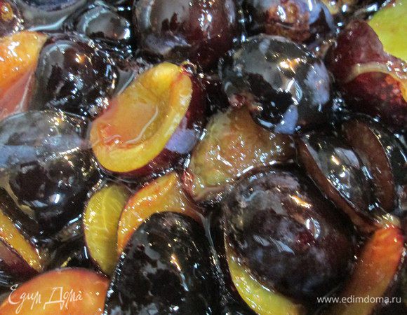 Наливаем в сотейник вино, добавляем специи, сахар и варим на медленном огне. После закипания варим еще 5 минут. Снимаем с огня и заливаем этим сиропом сливы, из которых предварительно удалили косточки.