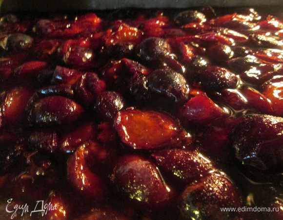 Выдерживаем сливы в сиропе 3–4 часа, добавляем желирующее вещество (1 пакетик или 2 ч. л. агар-агара + 0,5 ч. л. лимонной кислоты) и выливаем на противень. Я использовала агар-агар без лимонной кислоты. Ставим в нагретую до 180°C духовку и запекаем 1 час.