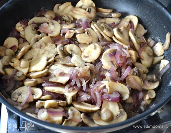 Лук очистите и нарежьте полукольцами. Шампиньоны нарежьте пластинами. В сковороде разогрейте немного растительного масла и пассеруйте лук. Как только лук станет мягким, добавьте грибы. Посолите, поперчите и обжаривайте все недолго, так, чтобы выделившаяся при обжаривании жидкость не успела еще вся испарится. Снимите шампиньоны с луком с огня и дайте слегка остыть. (не обращайте внимание, на фото у меня красный лук, т.к. обыкновенный неожиданно закончился).