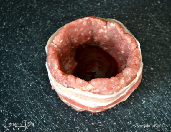 Теперь, придерживая рукой чашечку из фарша, вытащите бокал. На дно "чашечки" положите около чайной ложки соуса барбекю (по вкусу).