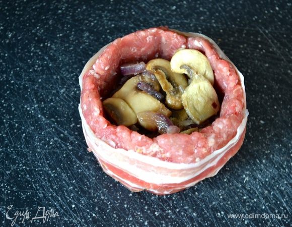 И заполните грибами с луком.