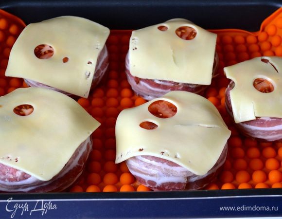 Сформируйте таким же образом все остальные запеканки... Выложите их на противень с высокими бортиками, застеленный пекарской бумагой или смазанный растительным маслом (у меня опять силиконовый "чудо-коврик").