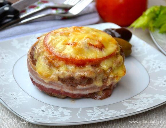 Вот и все! Достаточно просто и очень вкусно! Подавать готовые запеканки с любимым гарниром. У меня был зеленый салат и картофельное пюре! 