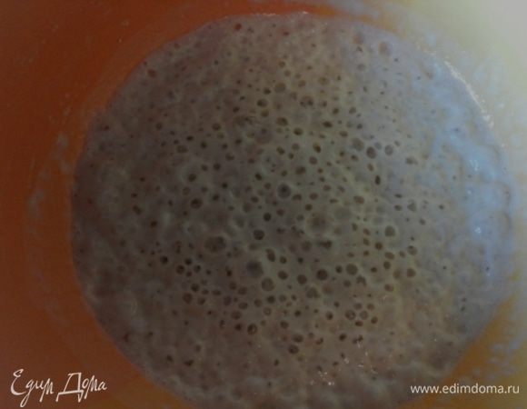 Начинаем с приготовления лепешек. Сначала готовим дрожжевую опару. Пшеничную муку соединяем с дрожжами и теплой водой (50 мл). Размешиваем до однородности, накрываем салфеткой и ставим в теплое место на 1,5-2,0 часа. Вот, что должно получиться через указанное время.