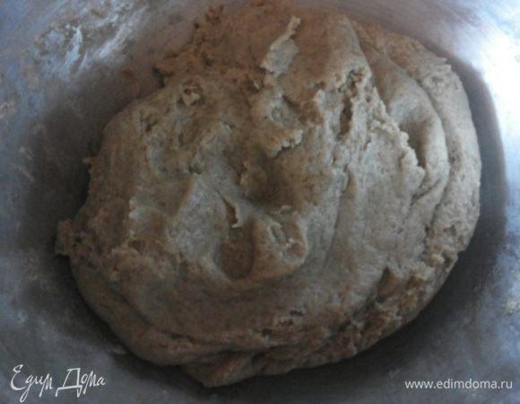 Ржаную муку просеиваем с разрыхлителем. Сливочное масло растапливаем в микроволновке, яйца с сахаром и солью взбиваем до однородности. Из всех указанных ингредиентов замешиваем тесто, регулируя количество муки, добавляем опару. Должно получиться мягкое, не прилипающее к рукам тесто.