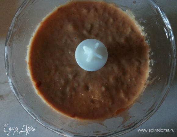 Приступим к приготовлению паштета. Я беру фасоль в томатном соусе, весь соус нам не нужен, оставим только 2 ст.л. Все составляющие для паштета (и 2 ст. л. томатного соуса) взбиваем в блендере. Паштет готов!