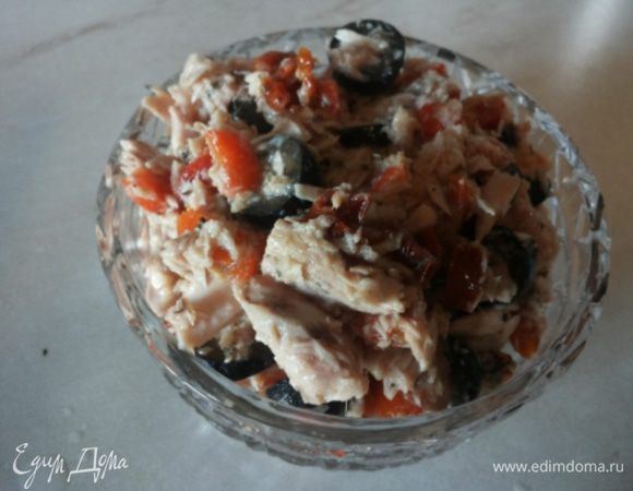 С салатом из тунца тоже все предельно просто. Запекаем перец, снимаем кожицу, измельчаем и соединяем с тунцом (жидкость слить, тунец слегка размять), тонко порезанными вялеными томатами, крупно нарезанными оливками, маслом, паприкой, солью и оливковым маслом.