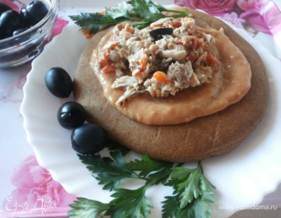 На теплую лепешку кладем смесь из фасоли, а сверху немного салата. Получается очень сытный, вкусный завтрак. Готовится все намного быстрее, чем я писала рецепт. Приятного аппетита!