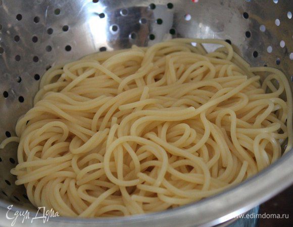Первым делом доводим воду до кипения, солим и добавляем спагетти (125-150 гр). Перемешали, попробовали на соль и оставили вариться на время, какое указано на упаковке. Кстати, перед тем, как откинуть пасту на дуршлаг, отлейте в чашку воды. Если в конце соус выйдет густоват, можно будет разбавить этой же водой. При желании после того, как откинете пасту на дуршлаг, можете добавить кусочек сливочного масла. Лично я этот пункт пропускаю, чтобы не добавлять калорийность.