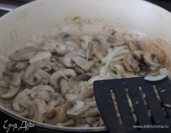 Грибы обжариваю всегда таким образом: высыпаю на разогретую сухую сковороду, солю, постоянно помешиваю. Вскоре начнет выделяться жидкость. Как только она испарилась, добавляю немного растительного масла, соль, перец. И все жарится до готовности. По желанию можно добавить выдавленный чеснок или итал. травы.