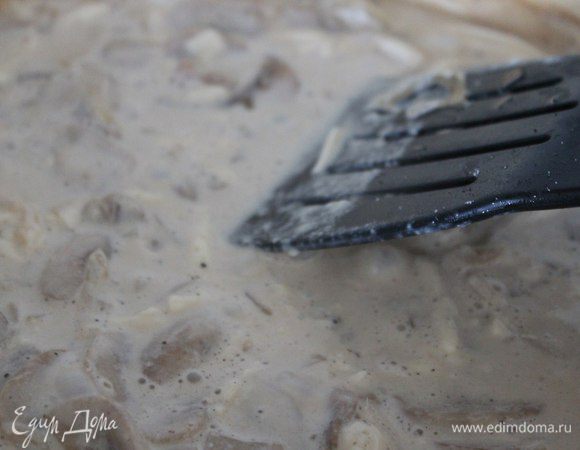 После заливаем сливки и даем прокипеть на небольшом огне мин 3-5. В конце добавляем натертый плавленый сыр, перемешиваем и пробуем на соль. Ну вот очень вкусный соус готов! На заметку: чтобы уменьшить, можно обойтись без сыра. Но первый раз попробуйте все, как по рецепту, это просто вкусовое наслаждение.