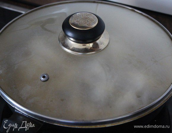 Теперь можно добавить спагетти, все перемешать (будет не очень удобно, но возможно). Если вышло густовато, можно добавить немножко воды, в которой варились спагетти, но не переборщите. Накрываем крышкой и даем настояться пару минут.