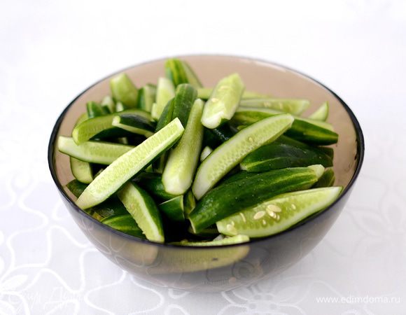Огурцы небольшого размера порезать на 4 части.