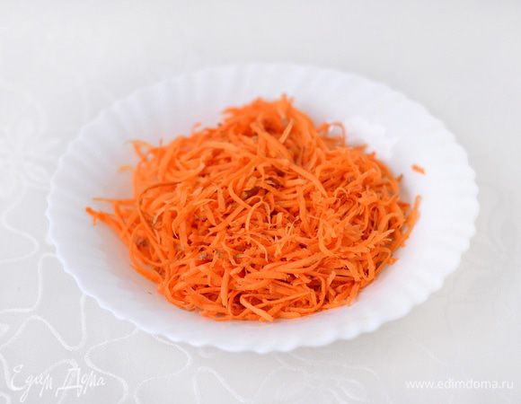 Морковь натереть на терке для моркови по-корейски.