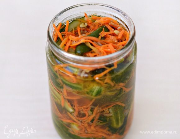 Оставить на сутки. Разложить огурцы в стерилизованные баночки, накрыть крышками.