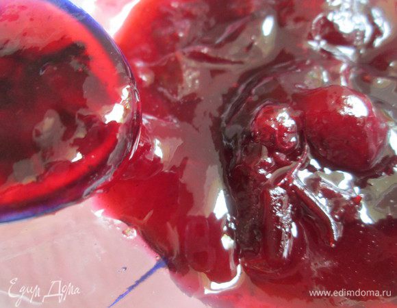 Такое запеченное варенье у нас получилось. Оставляем немного полакомиться!