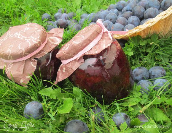 Остальное варенье раскладываем по заранее стерилизованным банкам. Закрываем герметично и убираем на хранение в прохладное место.