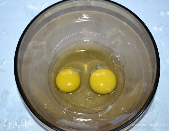 Яйца взбить с солью.