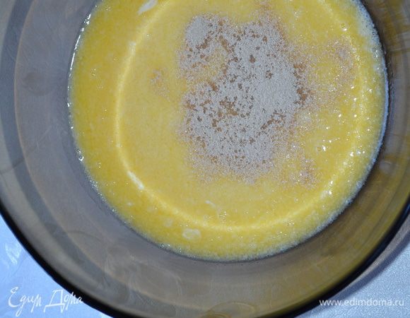 Добавить сухие дрожжи и коньяк. Коньяк добавлять по желанию. Спиртное придает тесту воздушность, мягкость. На вкусе никак не отражается. 