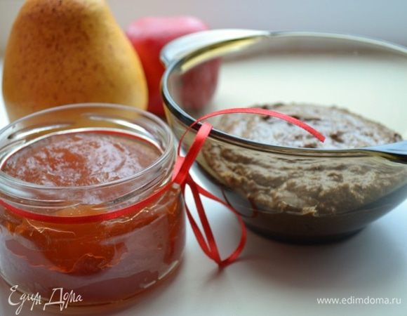 Для начинки подготовить яблочно-грушевое повидло и халву (у меня шоколадная). Халву размять вилкой, добавив или немного повидла, или 50 г сливочного масла для того, чтобы масса стала однородной.