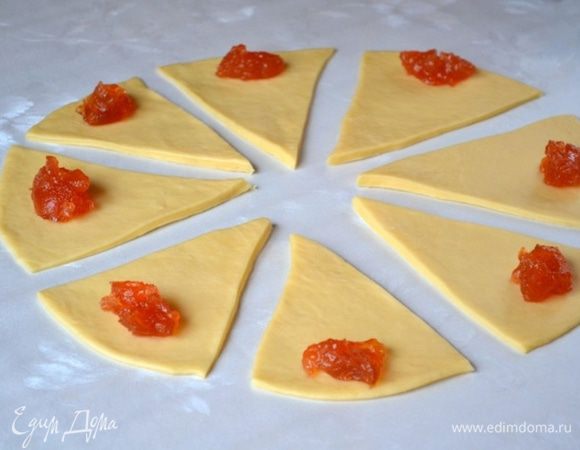 На широкую часть каждого сегмента выложить начинку.