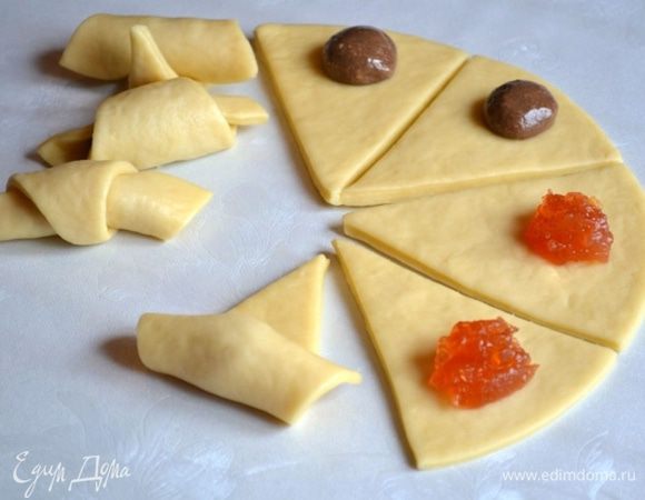 Свернуть рулетом по направлению к узкому концу. 