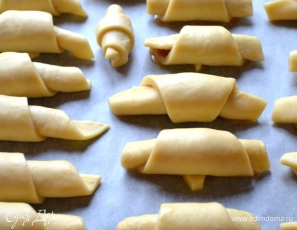 На застеленный пекарской бумагой противень выложить рогалики. Дать подойти минут 15.