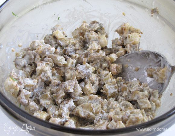 Запеченные баклажаны порезать на небольшие кусочки, добавить йогурт, рубленый чеснок. Посолить, поперчить и перемешать. Отставить в сторону.