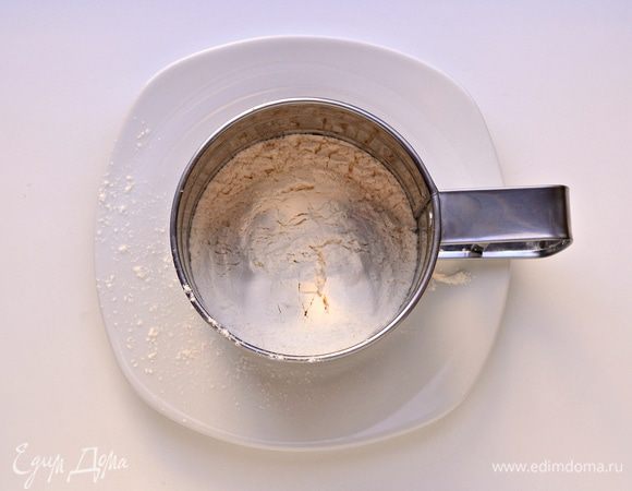 Смешать муку с разрыхлителем и ванильным порошком.