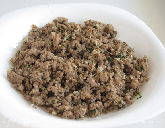 Разогреть в сковороде оливковое масло и обжарить мелко рубленный лук, добавить фарш и готовить, помешивая, разбивая лопаткой кусочки. В конце жарки добавить соль, перец и рубленную зелень кинзы и укропа. Готовый фарш выложить на тарелку и охладить.