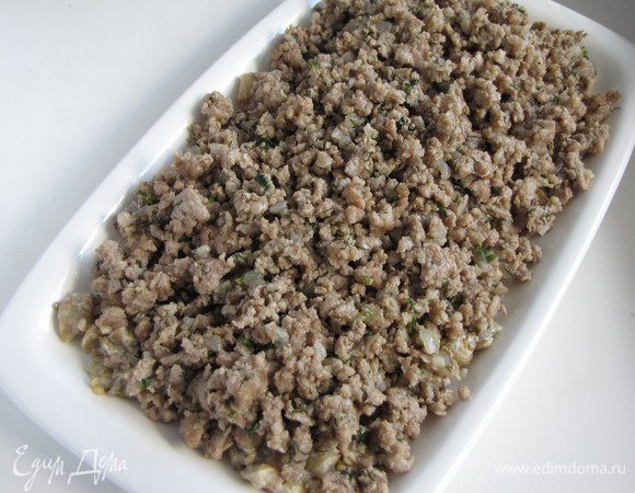 Теперь соберем закуску. На прямоугольное или овальное блюдо выложить половину баклажанов, сверху выложить фарш.