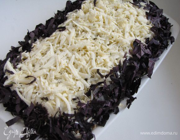 Присыпать тертой брынзой. Брынзу лучше брать не слишком соленую. По краям распределить рубленный базилик.