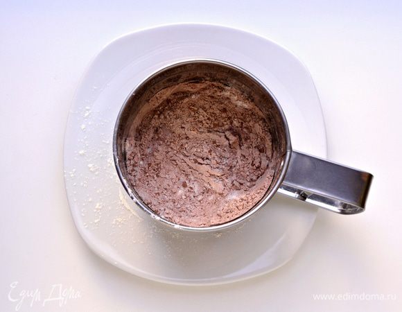 Добавить какао-порошок. Все смешать, просеять.