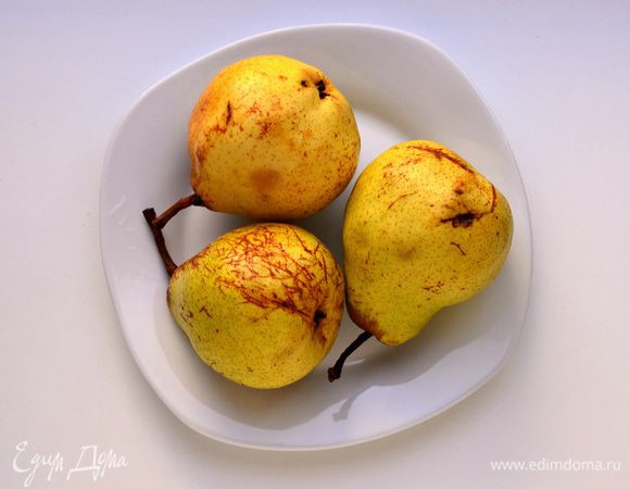 Груши помыть, почистить, удалить сердцевину, порезать кубиками. Посыпать корицей.