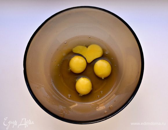 4 некрупных яйца разбить в миску.