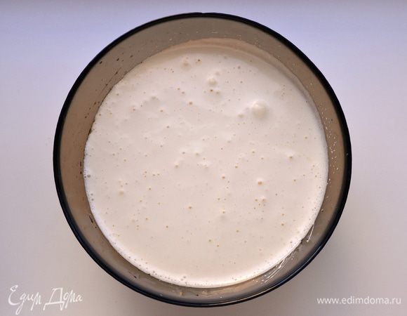 Взбивать миксером мин 5 мин до тех пор, пока масса не увеличится в 2-3 раза.