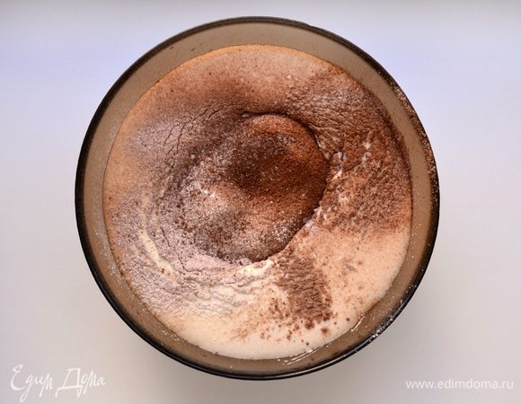 Добавить муку с какао. Аккуратно перемешать лопаточкой сверху вниз. Получается легкое, воздушное, однородное тесто.
