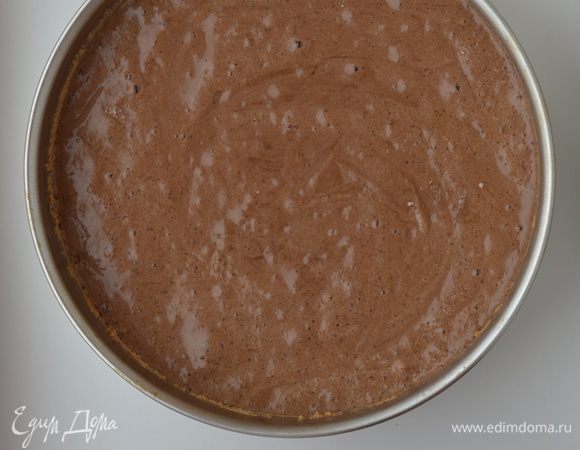 Перелить тесто в подготовленную форму. Она может быть любой.