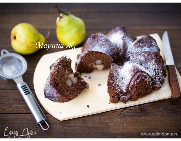 Сверху выложить кубики груши. Слегка вдавить их в тесто.