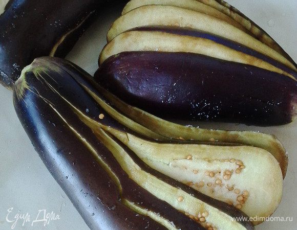 Баклажаны помыть, убрать плодоножку и разрезать не до конца на пластины.   Посолить внутри каждую пластину (но без фанатизма).