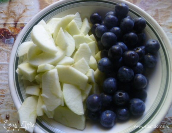 Терновку помыть, яблоки я очищаю от кожуры, что совсем не обязательно, и нарезаю на тонкие дольки.