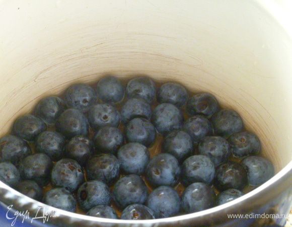 Терновку кладем в кастрюлю, добавляем воду.
Провариваем на слабом огне до размягчения.