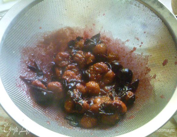 Выливаем на сито с миской, даем полностью жидкости стечь.