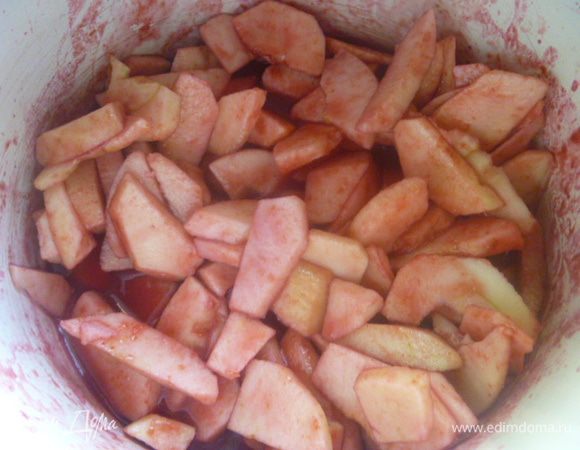 Яблоки кладем в кастрюлю и заливаем водой, в которой варилась терновка.
Томим на слабом огне до размягчения яблок.