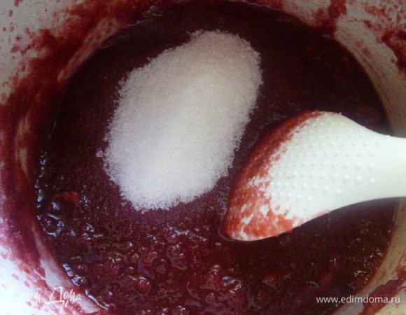 Яблоки измельчаем в пюре с помощью блендера, добавляем терновое пюре, перемешиваем и добавляем сахар. Хорошо перемешать. Томить на самом слабом огне минут 15, периодически помешивая, чтобы не пригорело.