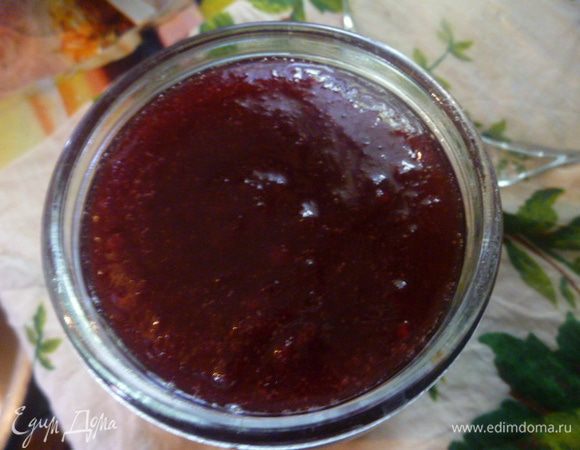 Горячее варенье выкладываем в стерилизованную банку и закатываем стерилизованной крышкой. Перевернуть вверх дном до полного остывания.