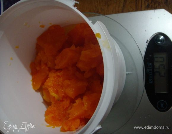 Отвесить готовую, пареную тыкву - 250 гр. Это вес с жидкостью (но жидкости специально не добавляйте - в тыкве ее достаточно!). Я тыкву парю просто, у нас домашняя - достаточно сладкая.