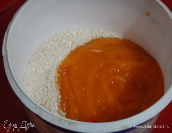 Смешиваем сухие и влажные ингредиенты.