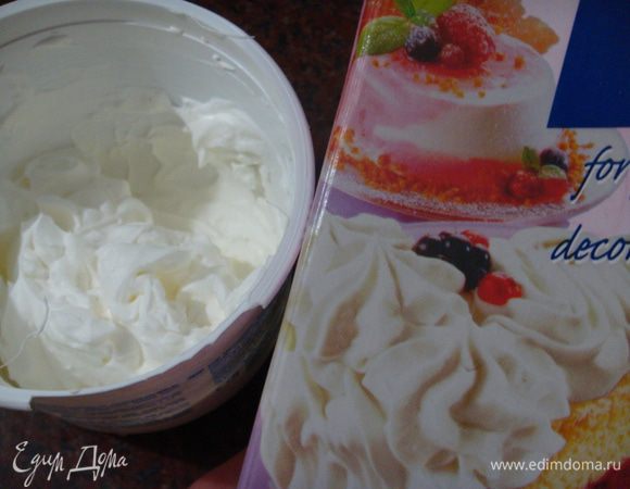 Для подачи взбить растительные сливки (у меня постный рецепт!), вы же можете взять жирный творог, вымешанный с ванилью, или шарик мороженого, или домашнюю жирную сметану.